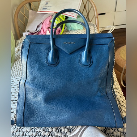 GORGEOUS blue Givenchy shoulder bag - Picture 8 of 15